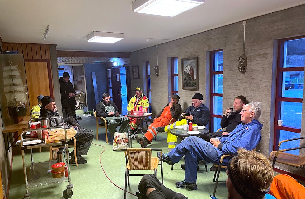 DUGNADSPROSJEKTA kjem i rekkje og rad på Eidså. No er det nytt tak på bygdehuset som har kome på plass. Og meir ventar. Til dugnad høyrer matpausar med lått og gode historier til, som her då vi var innom Eidsåtun måndag. Og det skal også ha sin verknad på livskvalitet og lengde vert det sagt. Og i alle fall for samhald og humør. – Ikkje minst er det flott å sjå korleis dyktige unge som flyttar til bygda sluttar opp og vert med, seier nestoren Håkon Sandnes.