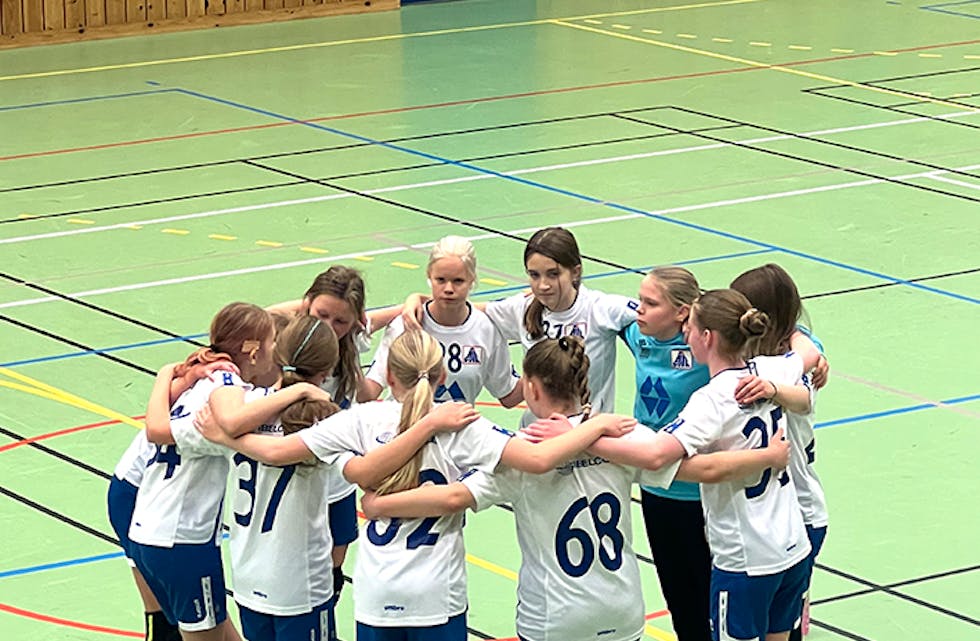 PEP-TALK: Åheim J 12 gjer seg klar til ny omgang mot Skodje 2.