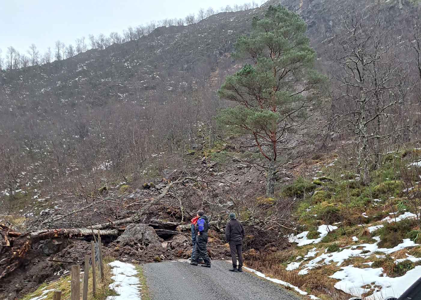 Her ser ein tydeleg kor stort raset som stenger vegen er.