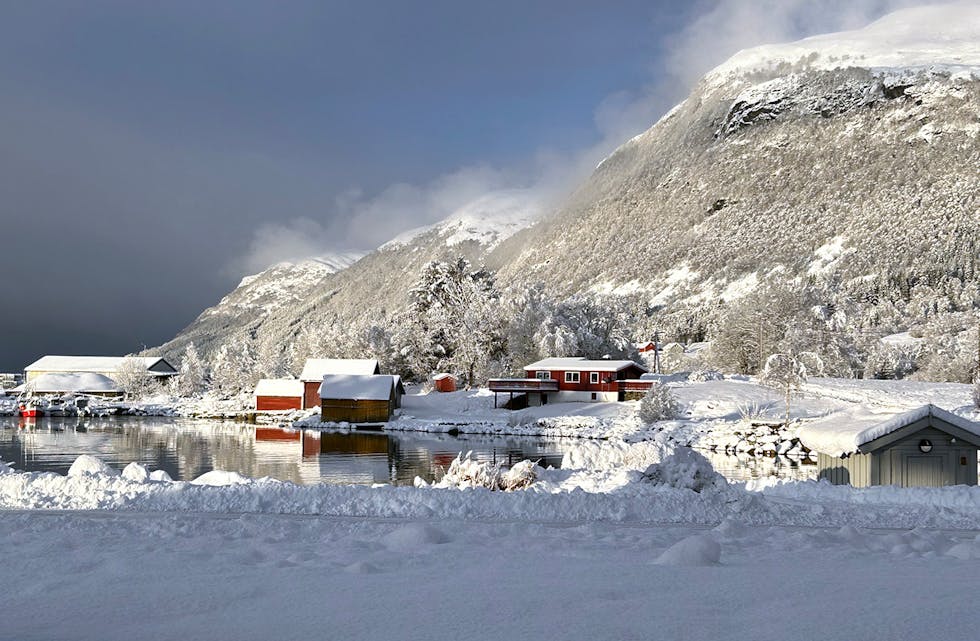 SNØEN ligg tungt då vi sender avisa til trykking.
