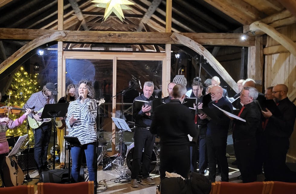 JULEKONSERT: Trine Rein med lokale musikarar og Dalsfjord mannskor vert også i år å høyre i Myreløda i Dalsfjorden.