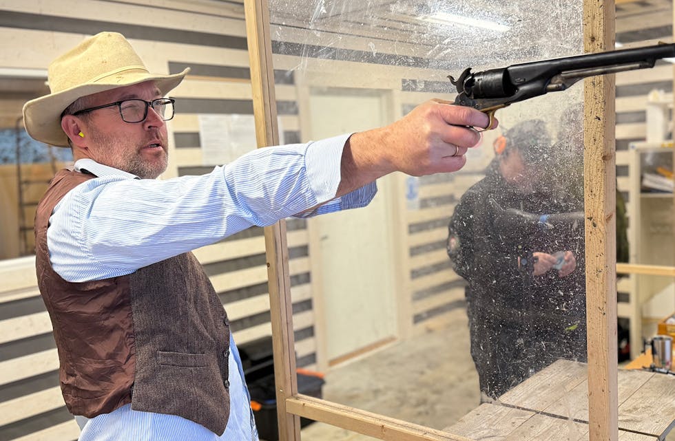 SVARTKRUT: Det siste stemnet på Lisjeeide i år. 13 startar på 6 skyttarar. Per Marius Lillehamre i tidsrett bekledning i klassen Paterson.