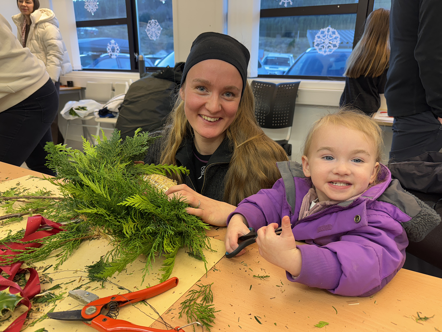 KRANSELAGING: Emma Høie Kjøde og Helene Høie Skorge kosa seg på verkstad. 