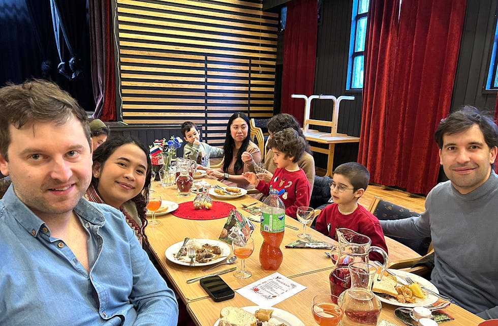 Vanylven Internasjonale Kulturklubb (VIKK) samla rundt 35 gjestar til eit internasjonalt julebord laurdag ettermiddag.